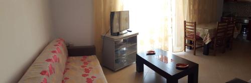 un soggiorno con divano e TV a schermo piatto di Sarrande, big one bedroom apartment at the center a Sarandë