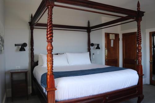 Ένα ή περισσότερα κρεβάτια σε δωμάτιο στο Emerson Inn By The Sea
