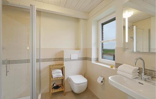 e bagno con servizi igienici, lavandino e doccia. di Cozy Home In Dagebll With Wifi a Dagebüll