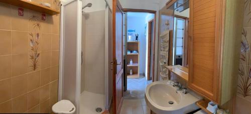 e bagno con lavandino, servizi igienici e doccia. di La camera del mulino a Levanto