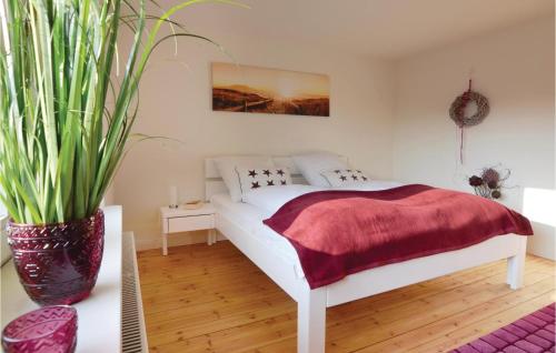 Ockholmにある5 Bedroom Beautiful Home In Ockholmの白いベッドと鉢植えの植物が備わるベッドルーム1室