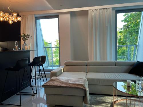 ソポトにあるApollo Luxury Apartment Dolny Sopotのソファとテーブルのあるリビングルーム