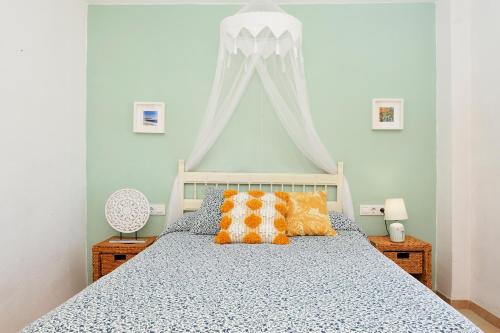 Ένα ή περισσότερα κρεβάτια σε δωμάτιο στο Ático con encanto en Cabo de Gata. A 100m de la playa.
