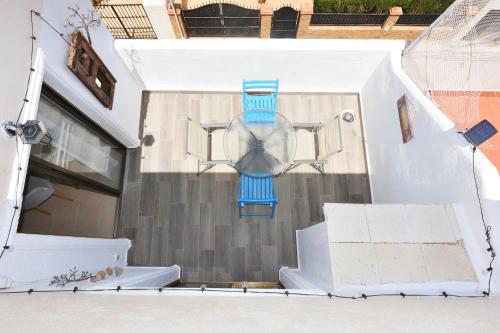 una vista desde la parte superior de un balcón de una casa en Ático con encanto en Cabo de Gata. A 100m de la playa., en Carboneras