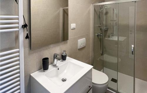 Um banheiro em 1 Bedroom Amazing Apartment In Rabac