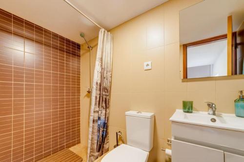 een badkamer met een toilet, een wastafel en een douche bij Arrabia Casa da Eira in Raiva