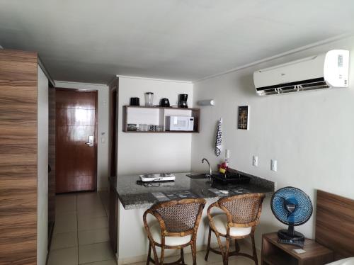 eine Küche mit einem Tisch und Stühlen im Zimmer in der Unterkunft Bluesunset in João Pessoa