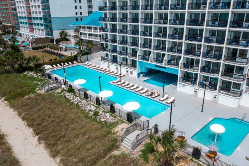 uma vista aérea da piscina no resort em Grande Beach Resort em Myrtle Beach
