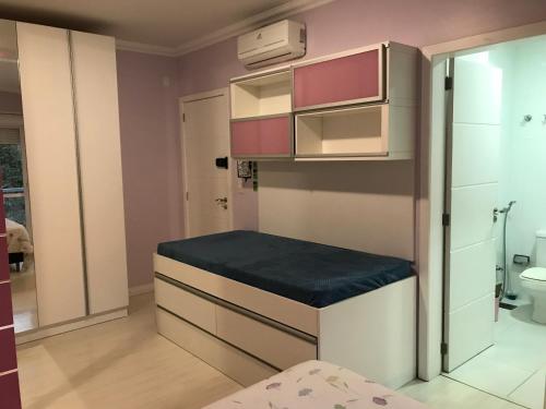 Habitación pequeña con encimera y aseo en Conforto entre a UFSM e o centro, en Santa Maria