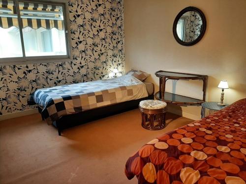 een hotelkamer met 2 bedden en een spiegel bij Appartement Biarritz, 2 pièces, 4 personnes - FR-1-239-581 in Biarritz