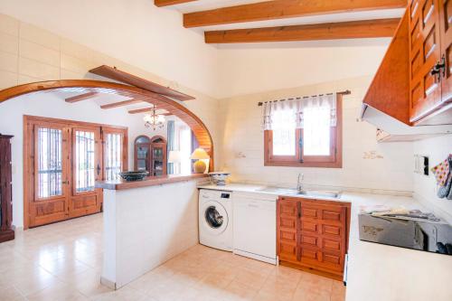 eine Küche mit Waschmaschine und Trockner in der Unterkunft Villa Yvonne - chill out, free WIFI, close to facilities in Benissa
