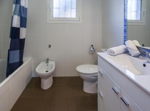 デニアにあるAnxaoの白いバスルーム(トイレ、シンク付)