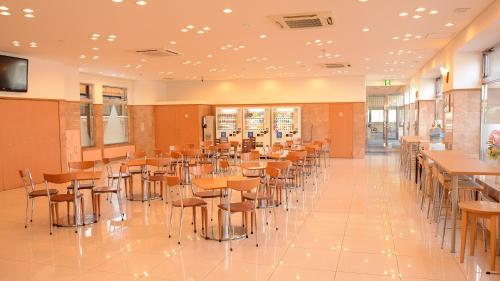 una cafetería con mesas y sillas en un edificio en Toyoko Inn Hokkaido Hakodate Ekimae Asaichi, en Hakodate