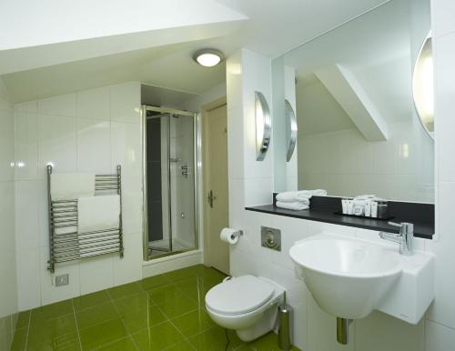 A bathroom at Salthouse Harbour Hotel