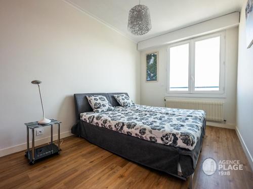 une chambre avec un lit et une fenêtre dans l'établissement Appartement moderne 80m² avec wifi, lave-vaisselle, balcon et vue mer - FR-1-197-539, à Les Sables-dʼOlonne