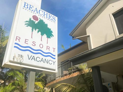 un panneau indiquant un restaurant régent waverley sur un bâtiment dans l'établissement Beaches Holiday Resort, à Port Macquarie