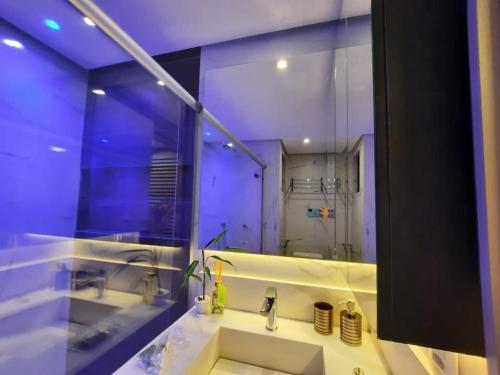 W łazience znajduje się umywalka i lustro. w obiekcie Lake Side Reformado Lago Paranoá Brasília DF w mieście Brasília