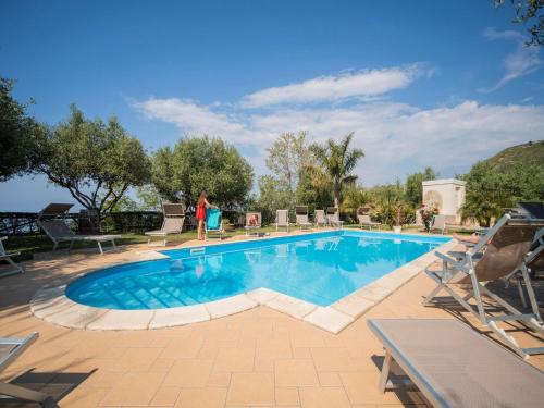 GasponiにあるBelvilla by OYO Casa Vacanza Villa Garden Biloのスイミングプール(椅子付)と隣接するプールを利用できます。