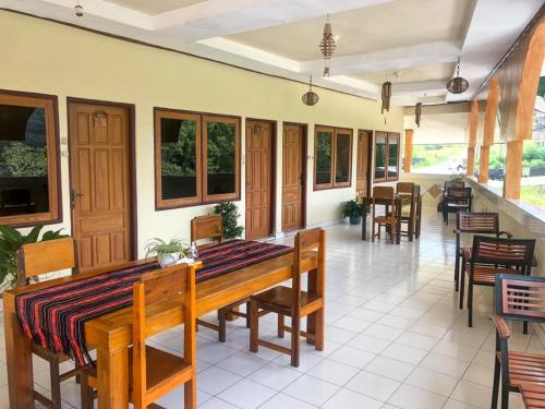 een eetkamer met een houten tafel en stoelen bij Silverin Bajawa in Bajawa