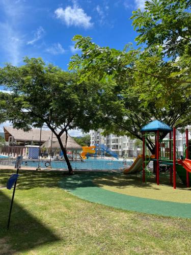 Ο χώρος παιχνιδιού για παιδιά στο Espectacular apartamento en Condominio Peñazul con BBQ