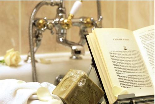 um livro em cima de um balcão de casa de banho com um lavatório em Killarney Royal Hotel em Killarney