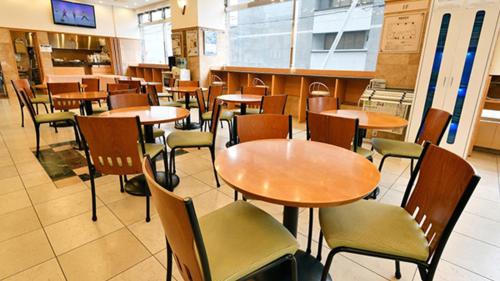 uma sala de jantar com mesas e cadeiras num restaurante em Toyoko Inn Hokkaido Kushiro Juji-gai em Kushiro