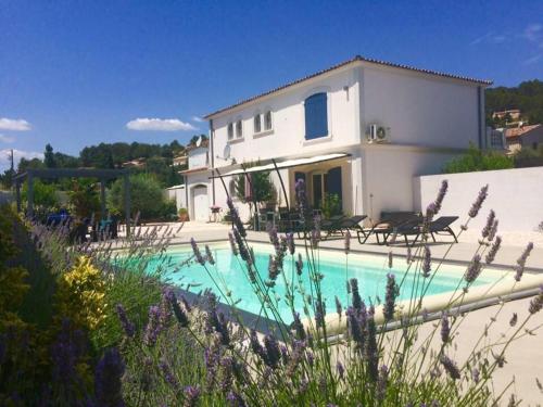 une maison avec une piscine devant une maison dans l'établissement Villa Etoile, à Cabasse