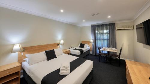 Ένα ή περισσότερα κρεβάτια σε δωμάτιο στο Bushman's Motor Inn