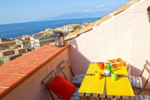 two tables on a balcony with a view of the ocean at Apartment Casa Beatrice in Pizzo