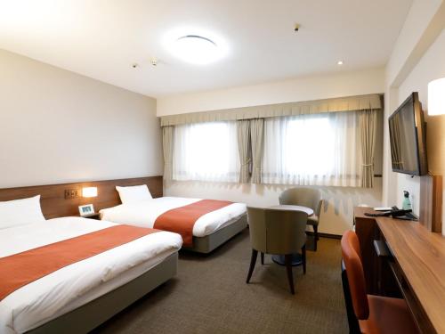 東京的住宿－東京Inn，酒店客房设有两张床和一台平面电视。