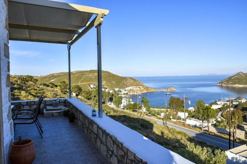 balcone con vista sull'acqua di Apartment Nektarios a Grikos