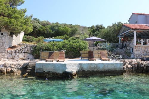 Spacious Robinson House Iris With Pool – Photos 5
