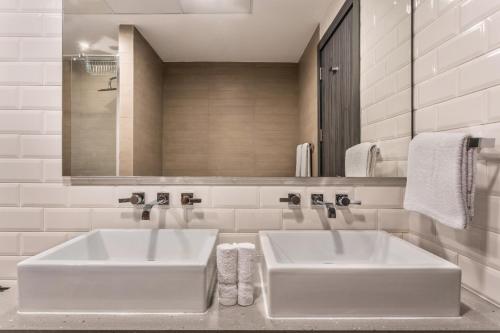Koupelna v ubytování Live in style. Luxury destination - OIA - Motor City