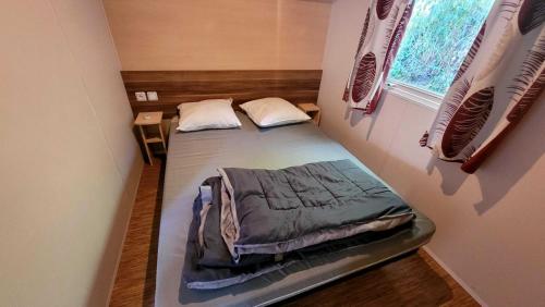 Voodi või voodid majutusasutuse Le Brugmansia - Saint-Jean-de-Monts - Piscine Hammam Jacuzzi Sauna toas