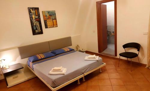 um quarto com uma cama, uma cadeira e um espelho em Room in Guest room - Spend little and enjoy Sicily em Calatabiano