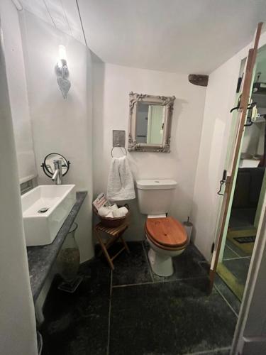 Bathroom sa New Thatch Farm, knocklong, Limerick