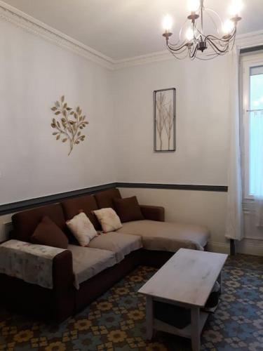 un salon avec un canapé et une table dans l'établissement Maison de ville proche beauval avec parking, à Selles-sur-Cher