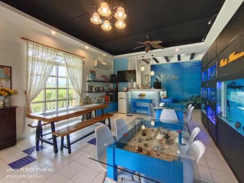 Una cocina o cocineta en Fish House 宜蘭獨棟別墅 戲水池 生態DIY 安農溪自行車