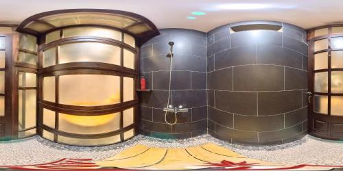 una camera con due grandi cupole cilindriche di MOMIZI INN a Ba Vì