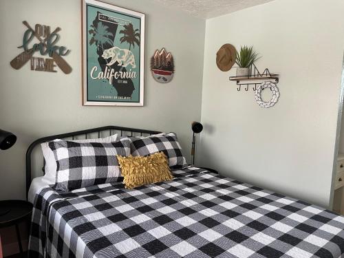 Кровать или кровати в номере Millz Manor