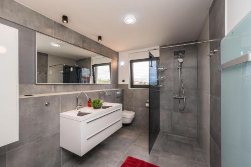 Koupelna v ubytování Jimmys Beach Privlaka - direkt am Meer, tollem Blick und beheiztem Pool