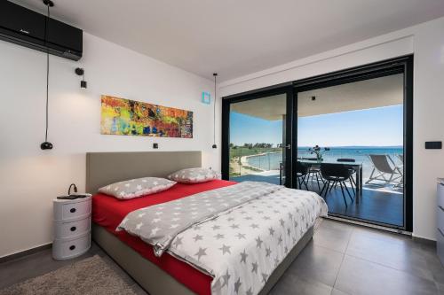 Postel nebo postele na pokoji v ubytování Jimmys Beach Privlaka - direkt am Meer, tollem Blick und beheiztem Pool