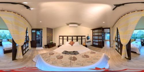 1 dormitorio con 1 cama en el centro de una habitación en MOMIZI INN, en Ba Vì