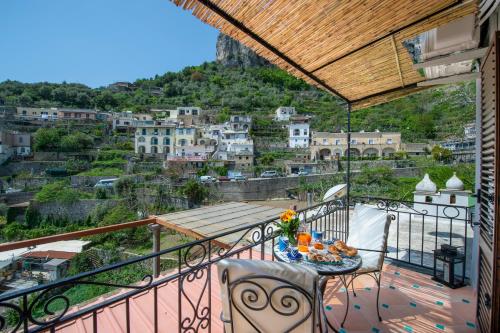 einen Balkon mit einem Tisch und Stühlen sowie Aussicht in der Unterkunft Casa Mamà in Positano