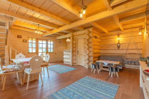 Prostor za sedenje u objektu Cabane de Poveste