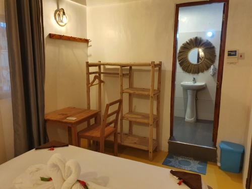 מיטה או מיטות קומותיים בחדר ב-Jambiani Guest Lodge LITHAM
