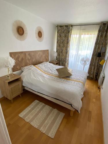 une chambre avec un grand lit et une fenêtre dans l'établissement Saint Tropez Spacieux Appartement La Florida, à Saint-Tropez