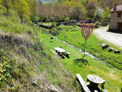 um parque com bancos e uma árvore numa colina em Zaldierna al sol, aldea del siglo XVIII Ezcaray em Zaldierna