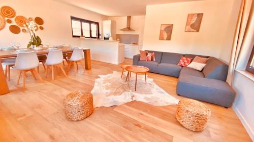 sala de estar con sofá azul y mesa en La douce Rive en Esneux