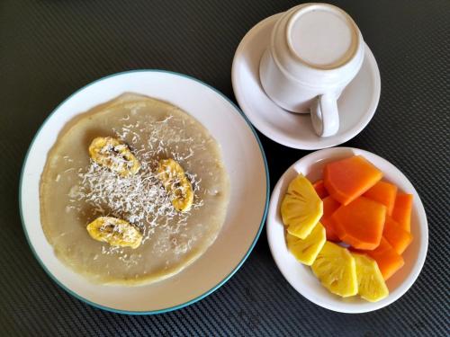 einen Tisch mit 2 Tellern Essen und einer Tasse Kaffee in der Unterkunft Leket house in Ubud